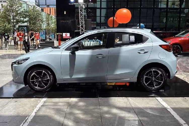 Tất nhiên, cũng có nguyên nhân khiến hãng Mazda phải kéo dài thời gian bán các mẫu xe con như Mazda2 hay Mazda6 trên thị trường. So với bộ ba chân kiềng của ngành công nghiệp ôtô Nhật Bản là Toyota, Honda và Nissan, Mazda có quy mô nhỏ hơn nhiều.