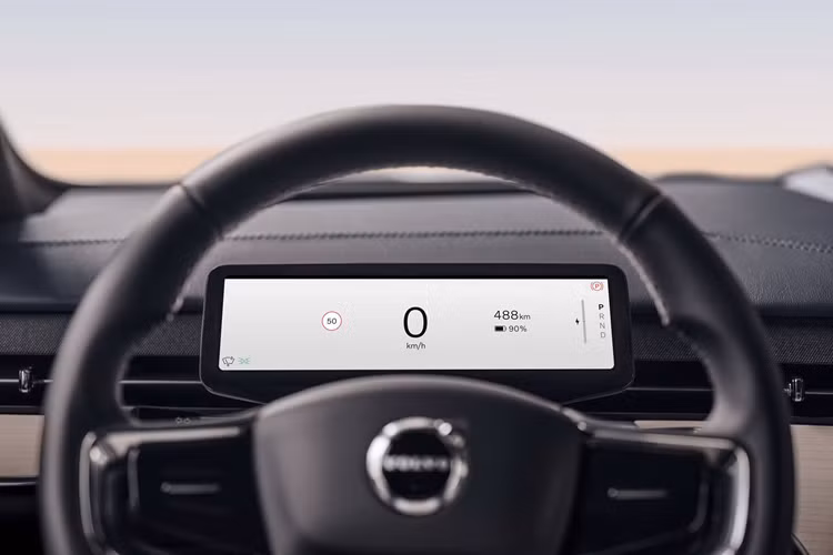 Điểm nhấn quan trọng nhất mà Volvo tạo nên cho EX90 là việc sử dụng công nghệ LIDAR trang bị tiêu chuẩn cho tất cả mọi cấu hình của dòng xe này.LIDAR cho phép xe nhận diện người đi đường ở khoảng cách lên tới 250 mét.Thêm vào đó, trang bị này kết hợp với hệ thống cảm biến siêu nhạy đặt trên kính chắn gió cũng mang lại cho Volvo EX90 năng lực tự lái cấp độ 3.