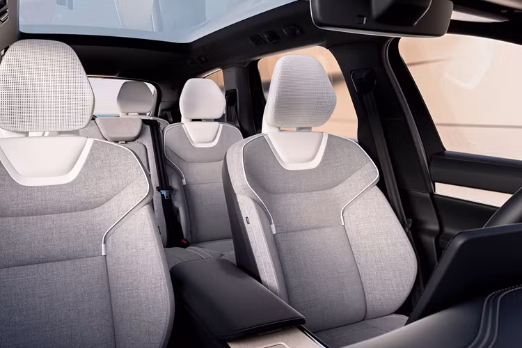 Cấu hình cao cấp hơn của Volvo EX90 có tên Twin Motor Ultra. Bản này bổ sung cửa hít, hệ thống treo khí nén, bộ mâm 21 inch, ghế trước có tính năng mát-xa cùng dàn âm thanh 25 loa Bowers &amp; Wilkins. Volvo EX90 có chiều dài x rộng x cao tương ứng 5.037 x 2.039 x 1.747 mm, chiều dài cơ sở 2.984 mm – không chênh lệch nhiều so với “đàn anh” XC90.