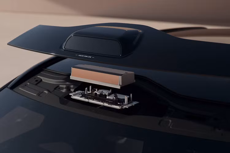 Mẫu SUV thuần điện của Volvo với gói công nghệ an toàn hỗ trợ người lái Pilot Assist, sử dụng kết hợp hệ thống camera, radar, LIDAR và các cảm biến để có khả năng tự động tăng tốc, phanh, đánh lái tránh vật cản, chuyển làn, cảnh báo tài xế mất tập trung và dừng xe gọi hỗ trợ khi cần thiết.
