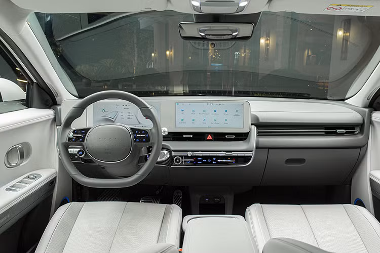 Hồi tháng 8/2022, một số đại lý Hyundai đã chào bán Hyundai Ioniq 5 với mức giá gần 2 tỉ đồng. Tư vấn viên cho biết những chiếc Ioniq 5 này được nhập khẩu trực tiếp từ Hàn Quốc và có số lượng hạn chế. Hyundai TC Motor chưa công bố cụ thể về kế hoạch xây dựng trạm sạc tại Việt Nam.
