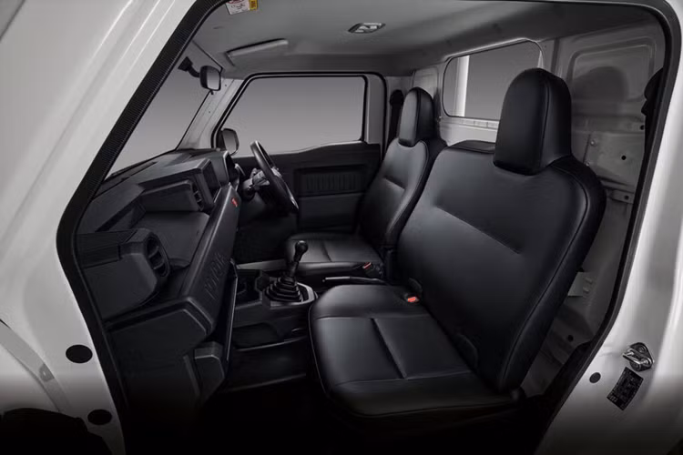 Tất cả các phiên bản Toyota Hilux Champ 2024 tại Thái Lan đều có thiết kế cabin đơn. Xe chỉ được trang bị đồng hồ lái dạng analog truyền thống và không có hệ thống thông tin giải trí. Thậm chí, mẫu xe này chỉ có quạt gió và không được trang bị hệ thống điều hòa.