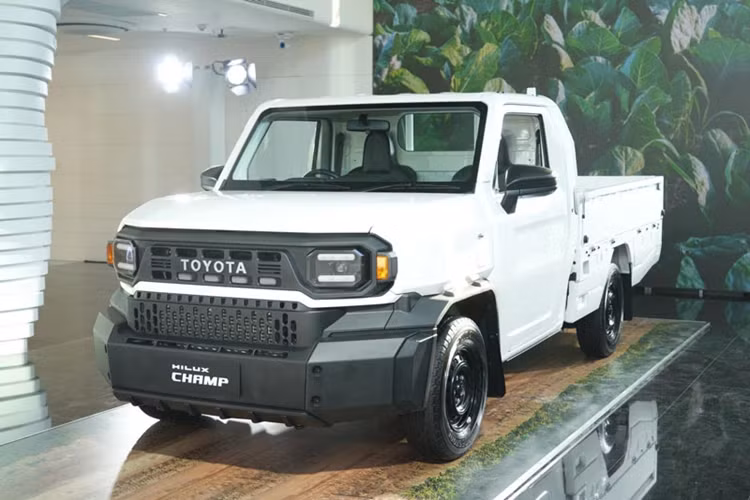 Hiện các đại lý Toyota tại Thái Lan đã bắt đầu nhận đặt cọc trước mẫu xe bán tải đa dụng này tuy nhiên hãng chưa tiết lộ thời điểm giao hàng. Xe sẽ được sản xuất tại nhà máy Samrong – nơi tập trung sản xuất các dòng xe thương mại của Toyota.