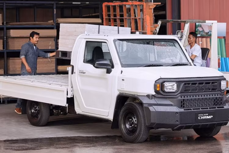 Nhằm đáp ứng nhu cầu đa dạng của khách hàng, bán tải giá rẻ Toyota Hilux Champ 2024 có 2 kiểu dáng thân xe. Trong đó, phiên bản tiêu chuẩn có kích thước dài x rộng x cao lần lượt là 4.970 x 1.785 x 1.735 mm, đi kèm chiều dài cơ sở 2.750 mm.