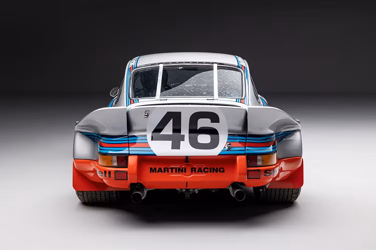 Chiếc Porsche Carrera RSR hàng hiếm này mang số khung 9113 600686 danh tiếng đã cán đích ở vị trí thứ 4 trong mùa giải đua 24 Hours of Le Mans năm 1973. Việc về đích bên ngoài bục vinh quang có gì đặc biệt đến vậy? Chiếc xe đã cán vạch đích ngay sau khi ba mẫu xe đua chuyên dụng mở nắp khoang lái – hai chiếc của Matra-Simca và một chiếc của Ferrari. Ngồi sau tay lái là các tài xế Herbie Mueller và Gijs van Lennep. 