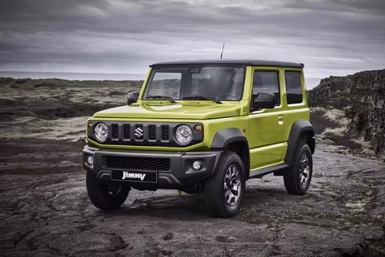 Bên trong mẫu SUV Nhật Bản là không gian nội thất chỉ có 4 chỗ ngồi với một số trang bị như ghế bọc nỉ, vô lăng tích hợp phím chức năng, đồng hồ analog với màn hình đa thông tin đơn sắc, màn hình cảm ứng trung tâm 7 inch
