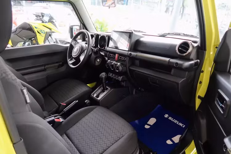 Dù chưa được công bố nhưng giá của mẫu SUV được mệnh danh "tiểu Mercedes-Benz G-Class" này dự kiến sẽ không rẻ. Ngoài ra, mẫu xe này còn sở hữu kích thước nhỏ cùng trang bị tiện nghi và an toàn chỉ ở mức khá cơ bản.