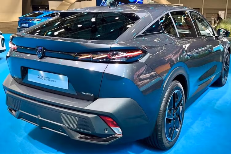 Tuy cùng là SUV hạng C như 3008 nhưng mẫu SUV lai Coupe Peugeot 408 2024 được phát triển dựa trên cơ sở gầm bệ riêng. Dùng chung khung gầm EMP2 với Peugeot 308 và 508, mẫu xe này có kích thước dài x rộng x cao lần lượt là 4.690 x 1.859 x 1.480 mm cùng chiều dài cơ sở 2.787 mm.