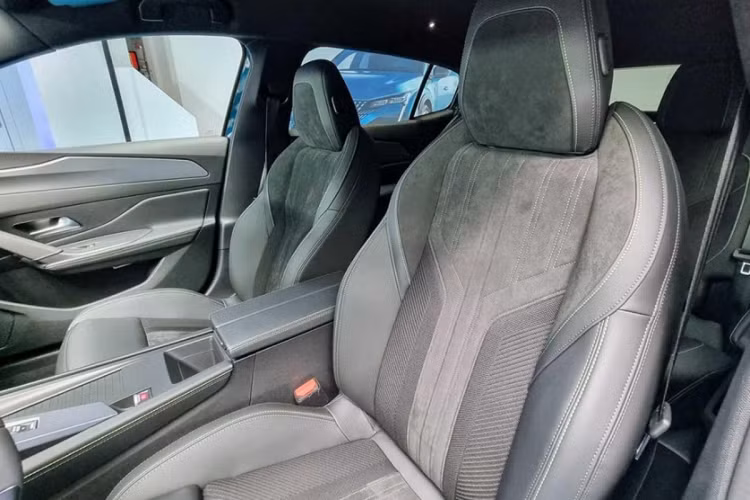 Màn hình thông tin giải trí của xe hỗ trợ Apple CarPlay/Android Auto không dây, cập nhật phần mềm qua WiFi và điều khiển bằng giọng nói với câu lệnh "OK Peugeot". Tiếp theo đó là điều hòa tự động với cửa gió trải dài trên mặt táp-lô và các nút bấm cơ học nằm bên dưới màn hình giải trí.