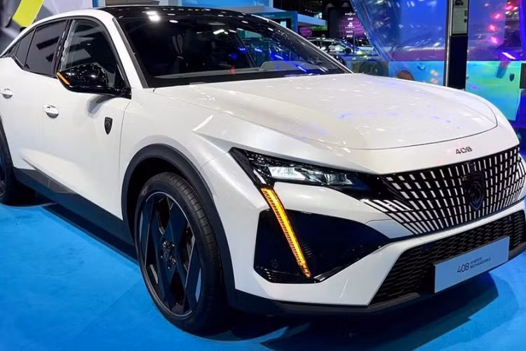 Không chỉ khung gầm mà ngay cả thiết kế của Peugeot 408 2024 cũng khác biệt so với 3008. Nhờ phong cách thiết kế SUV lai Coupe nên 408 trông ấn tượng và "chơi" hơn so với người anh em cùng thương hiệu. Tất nhiên, điều này cũng sẽ ảnh hưởng đến độ thực dụng và không gian nội thất của Peugeot 408 2024.
