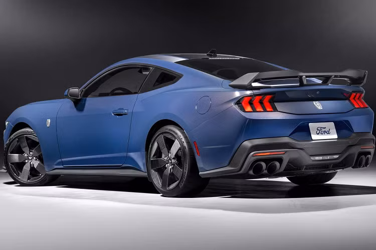 Ford cũng giới thiệu tùy chọn mâm chất liệu sợi carbon của thương hiệu Carbon Revolution đối với phiên bản Dark Horse. Mâm cao cấp có kích thước 19 inch, khối lượng 9,1 kg nhẹ hơn 37% so với mâm hợp kim nhôm nguyên bản.