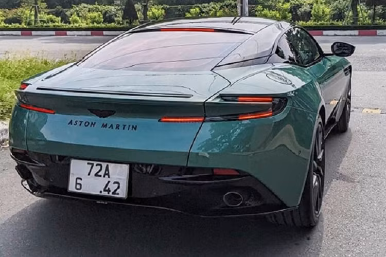 Chiếc xe thể thao hạng sang Aston Martin DB11 V8 mang màu sơn Racing Green 59 của đại gia đến từ tỉnh Bà Rịa - Vũng Tàu vẫn sử dụng máy V8, dung tích 4.0 lít, cho ra công suất 528 mã lực, tăng 25 mã lực so với 8 xe DB11 còn lại. Xe đi kèm hộp số tự động ZF 8 cấp.