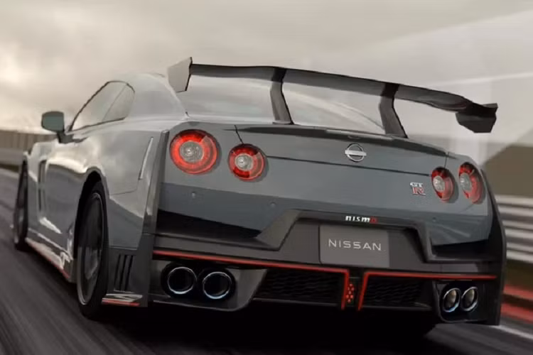 Nissan GT-R 2024 vẫn được trang bị động cơ V6 twin-turbo 3.8L, sản sinh công suất tối đa 570 mã lực và mô-men xoắn cực đại 637 Nm. Trong khi đó, phiên bản GT-R NISMO và GT-R NISMO Special Edition có công suất lên đến 600 mã lực và mô-men xoắn 652 Nm.