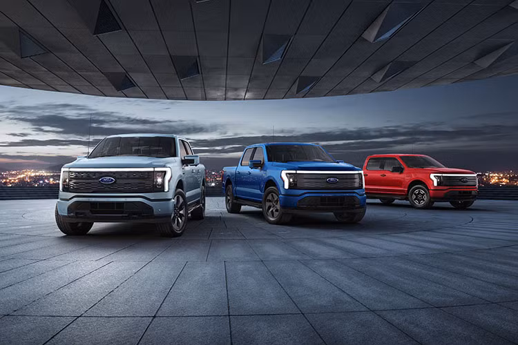 Khi Ford F-150 Lightning bắt đầu mở bán vào tháng 5 năm ngoái, mẫu bán tải chạy điện này đã gây sốt trên toàn thế giới. Đáng chú ý, giá xe Ford F-150 Lightning khởi điểm chỉ dưới 40.000 USD (khoảng 920 triệu đồng), thấp hơn khá nhiều so với những mẫu xe ở cùng phân khúc.