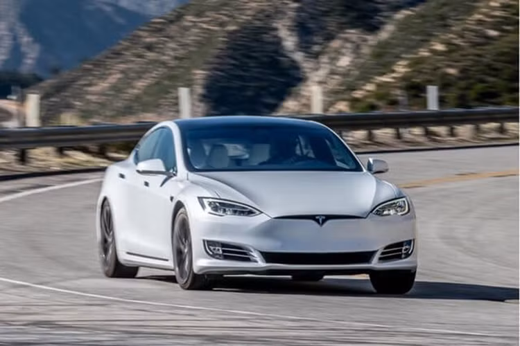 Phía nhà sản xuất ôtô điện Tesla cũng cam kết sẽ cập nhật phần mềm, sửa lỗi hệ thống và khuyến cáo tài xế cần phải chú ý khi sử dụng chế độ tự lái trên xe điện Tesla.