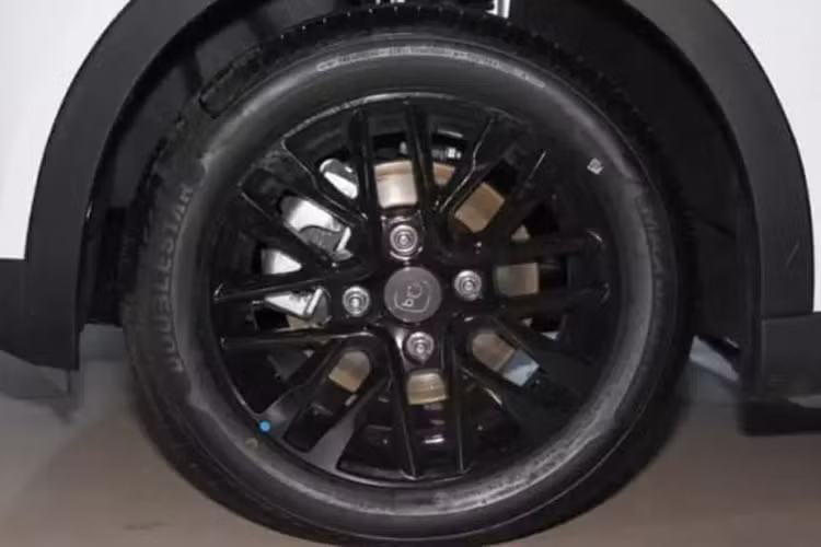 Chưa hết, xe còn có 2 tùy chọn pin là lithium ba chiều 28,86 kWh, phạm vi CLTC 301 km, và bộ pin lithium iron phosphate 29,23 kWh, phạm vi bay CLTC 301 km Chery Little Ant New Edition 2023 phiên bản cao cấp vẫn sử dụng động cơ đồng bộ nam châm vĩnh cửu phía sau nhưng bơm ra công suất tối đa 75 mã lực và mô-men xoắn cực đại 150 Nm.