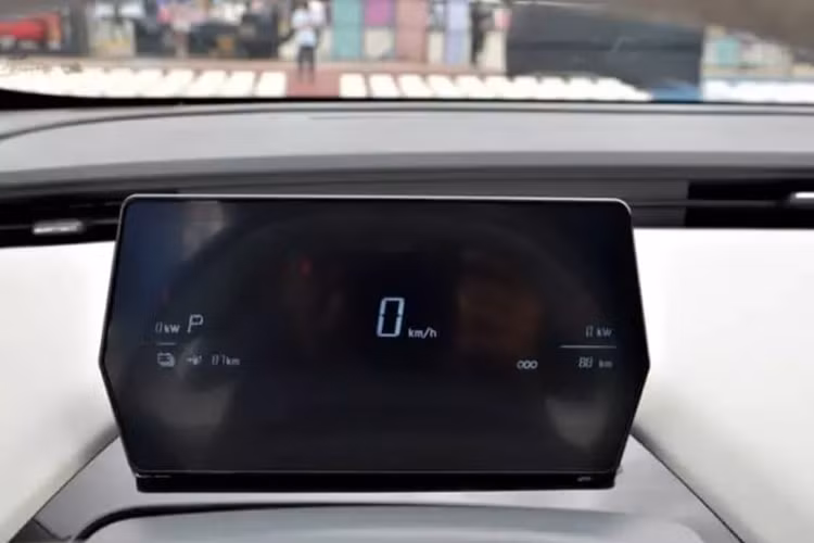 Các cấu hình khác bao gồm WeChat trên xe, sạc không dây, Bluetooth và điều khiển từ xa. Chery Little Ant New Edition 2023 phiên bản tiêu chuẩn sử dụng động cơ đồng bộ nam châm vĩnh cửu phía sau cho ra công suất 36 kW, tương đương 48 mã lực và mô-men xoắn cực đại 95 Nm. Xe sử dụng bộ pin lithium iron phosphate 25,05 kWh, phạm vi hoạt động theo chu trình thử nghiệm CLTC là 251 km.