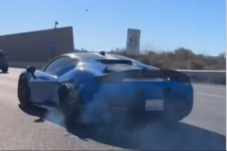 Sieu xe Ferrari SF90 Stradale bat ngo “gay chan” khi dang chay