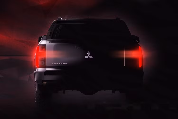 Ở khu vực đầu xe, Mitsubishi Triton 2024 được trang bị lưới tản nhiệt rộng hơn và đi kèm mắt lưới hình tổ ong mới. Lưới tản nhiệt được bao quanh bằng viền màu bạc dày dặn, dập chữ "Mitsubishi". Tiếp đến là hệ thống đèn 2 tầng mới giống Mitsubishi Xpander với 3 dải LED định vị ban ngày hình chữ "L" nằm phía trên và có thiết kế mỏng hơn trước.