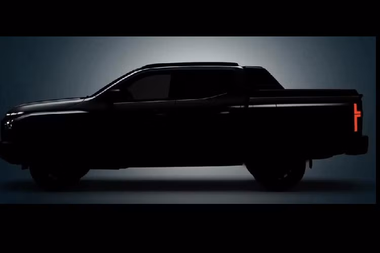 Những hình ảnh này cho thấy mẫu xe bán tải Mitsubishi Triton 2024 sẽ thay đổi đáng kể ở thiết kế ngoại thất và trang bị nội thất. Chiếc xe trong những hình ảnh úp mở này sở hữu cấu hình cabin đôi Double Cab. Ở thế hệ mới, mẫu xe bán tải này sở hữu tỷ lệ thân xe hợp lý hơn.