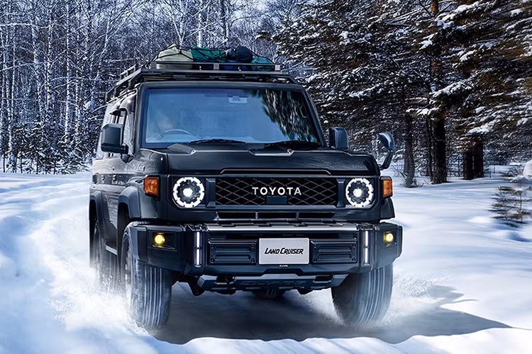 Giá xe Toyota Land Cruiser 70 Series 2024 bản 3 cửa bán ra tại UAE từ 46.300 USD, giao xe vào cuối tháng 2/2024. Trong khi đó, tại thị trường Nhật Bản, Land Cruiser 70 Series vẫn duy trì sản xuất từ năm 1984 đến nay với bản 5 cửa, giá trên 49.000 USD.
