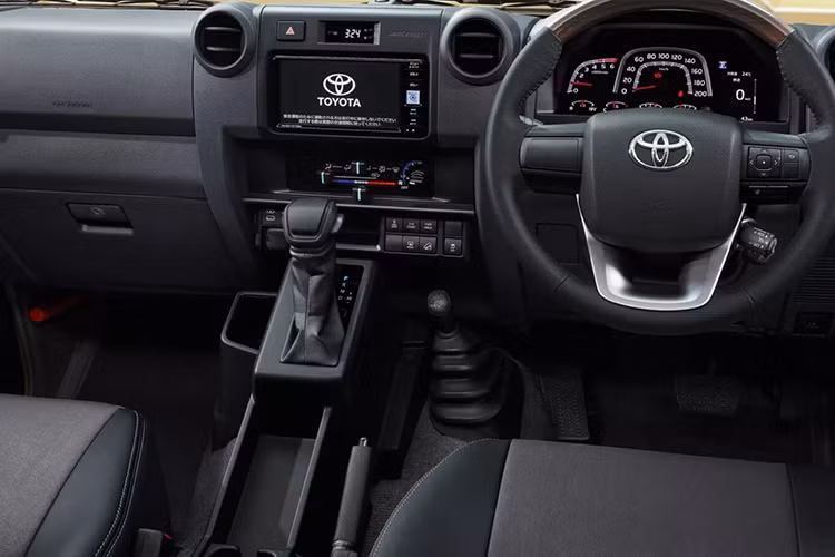 Ở phiên bản thường, xe có chiều dài tổng thể 4.235 mm, dài hơn 75 mm so với Yaris Cross. Trong khi chiều dài cơ sở 2.310 mm, ngắn hơn 310 mm so với mẫu SUV cỡ B. Xe trang bị đèn pha LED, hệ thống thông tin giải trí với màn hình cảm ứng 9 inch. Tính năng an toàn với 2 túi khí, cảnh báo chệch làn, phanh ABS, cảnh báo tiền va chạm.