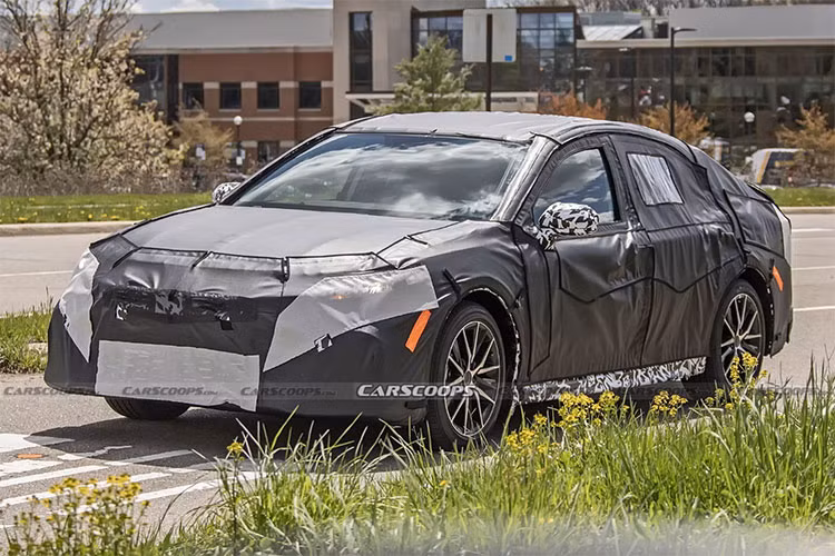 Tại Việt Nam, Toyota Camry 2022 hiện đang phân phối tổng cộng 4 phiên bản, bao gồm 2.0 G, 2.0 Q, 2.5 Q và 2.5 HV. Giá bán của xe dao động từ 1,05 tỷ đến 1,4 tỷ đồng.