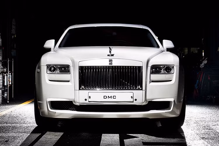Nguồn gốc của Spirit of Ecstasy mang nhiều yếu tố truyền thuyết và thần thoại, đồng thời liên quan đến những sự thật được ghi lại trong lịch sử, với một số chi tiết bí ẩn vẫn đang bị che giấu. Câu chuyện của nó liên quan đến nhiều nhân vật mấu chốt trong lịch sử Rolls-Royce, bao gồm vị giám đốc điều hành đầu tiên của hãng, Claude Johnson.