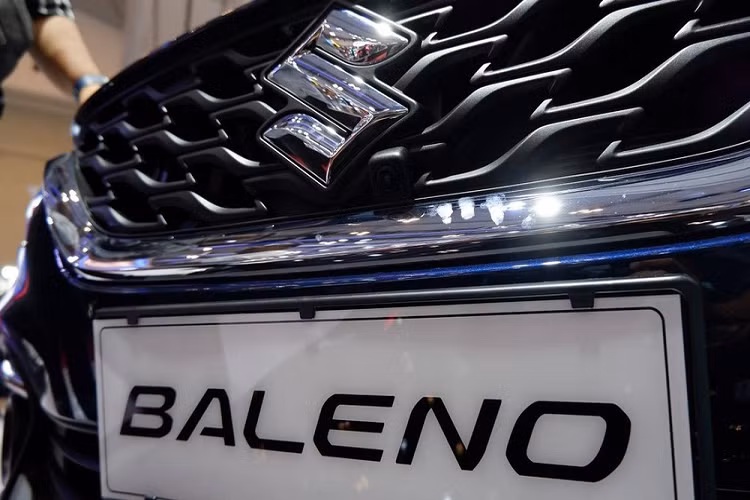 Ngoài 2 trang bị kể trên, những tính năng khác của Suzuki Baleno 2023 tại thị trường Indonesia không có gì thay đổi. Xe vẫn sở hữu lưới tản nhiệt hình chữ "U" với viền mạ crôm dày dặn, đèn pha tích hợp 3 đèn LED định vị ban ngày, nắp ca-pô hình vỏ sò phẳng, vành la-zăng 16 inch với thiết kế 5 chấu kép và gương chiếu hậu chỉnh điện/gập điện.