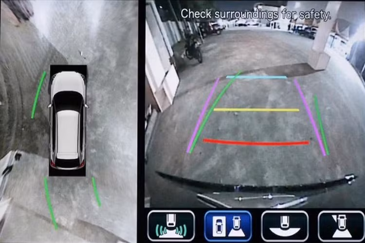 Xe được bố trí 4 camera xung quanh xe, bao gồm dưới logo phía trước, ở hai gương chiếu hậu và trên cửa cốp sau. Trên thực tế, đây là 2 trang bị đã có sẵn trên Suzuki Baleno thế hệ mới ở thị trường Ấn Độ ngay từ thời điểm ra mắt. Tuy nhiên, mãi đến nay, Suzuki Baleno 2023 dành cho Indonesia mới có những trang bị tương tự xe ở Ấn Độ.