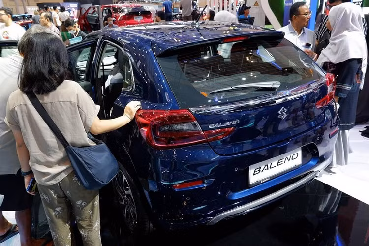 "Trái tim" của Suzuki Baleno 2023 tại thị trường Indonesia vẫn là động cơ xăng 4 xi-lanh, dung tích 1.5L giống Ertiga và XL7. Động cơ này cho công suất tối đa 105 mã lực và mô-men xoắn cực đại 138 Nm. Động cơ kết hợp với hộp số sàn 5 cấp hoặc tự động 4 cấp.