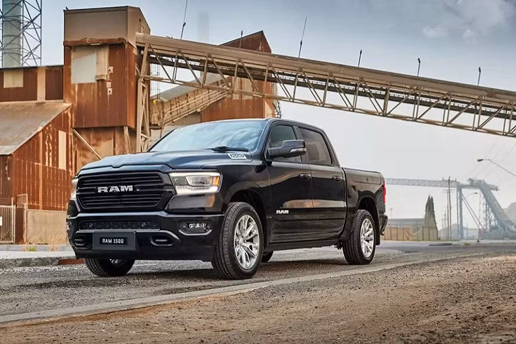 Trong cabin của Laramie Sport có một chút khác biệt so với các mẫu Ram 1500 thông thường, bao gồm các ốp màu đen và các chi tiết trang trí bằng sợi carbon. Trang bị tiêu chuẩn trên xe là đồng hồ đo kỹ thuật số 12 inch với đồ họa 3D, cảnh báo điểm mù, phát hiện vật cắt ngang phía sau, cảnh báo va chạm phía trước với phanh chủ động và camera 360 độ...