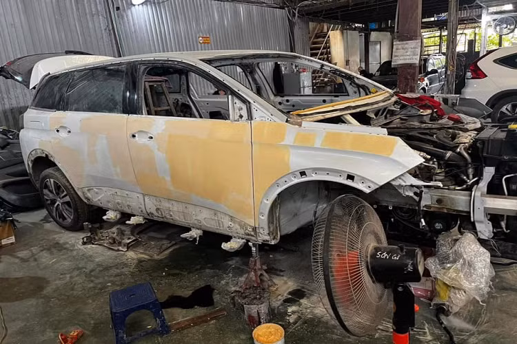 Phục hồi phần đầu chiếc xe Peugeot 5008 tai nạn này là khó khăn nhất. Đầu xe phải được thay mới toàn bộ, bao gồm mặt ca-lăng và hệ thống đèn, cảm biến. Phần thân bên sườn rất may chỉ xây xước, móp nhẹ.