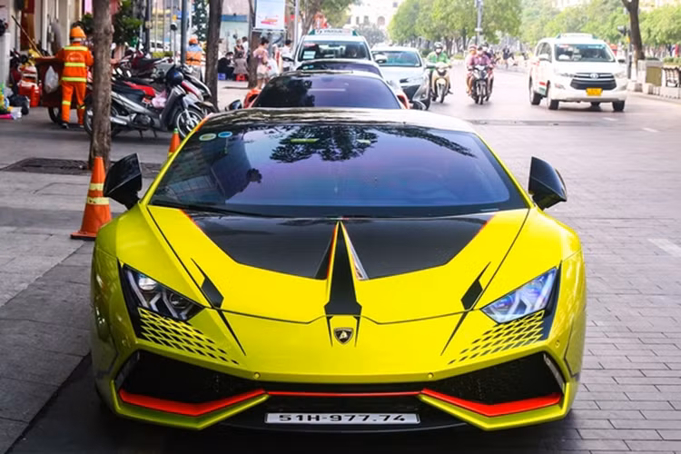 Ngoài nước sơn bề mặt màu vàng Trofeo Gold nổi bật, bộ mâm này còn có cấu tạo lên đến 4 mảnh – trong khi đa số các bộ mâm trên thị trường chỉ có cấu tạo 1,2,3 mảnh. Bên cạnh dàn mâm mới được độ, vợ chồng Đoàn Di Băng còn chi hàng trăm triệu đồng để nâng cấp ngoại thất của xe.