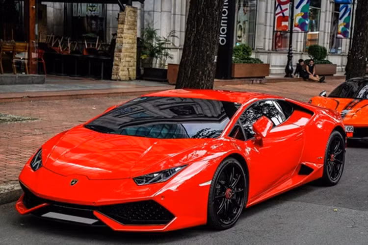 Ngoại thất của Lamborghini Huracan LP610-4 trong bài nổi bật với màu sơn đỏ Rosso Mars có điểm nhấn màu vàng đồng ở ốp sườn, cản sau, cánh gió, nắp động cơ và bộ chia gió cản trước.