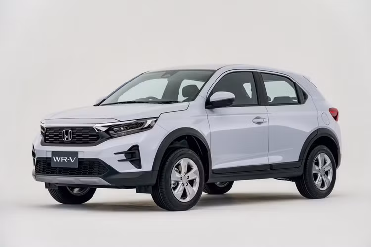 Theo đó, mẫu xe này được trang bị những tính năng an toàn tiêu chuẩn như hệ thống phanh giảm thiểu va chạm, ngăn va chạm khi đạp nhầm chân ga, hỗ trợ đánh lái tránh va chạm với người đi bộ, ngăn lệch làn đường, hệ thống kiểm soát hành trình thích ứng, hỗ trợ giữ làn đường, nhận diện biển báo giao thông, đèn pha tự động, cảm biến đỗ xe và ngăn tăng tốc đột ngột.