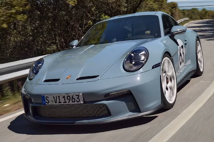 Năm nay, Porsche không chỉ kỷ niệm 70 năm thành lập mà còn kỷ niệm 60 năm ra đời dòng xe 911. Nhằm tôn vinh chiếc xe thể thao Porsche 911 nổi tiếng nhất của mình, hãng đã cho sản xuất phiên bản giới hạn sẽ là món quà hấp dẫn dành cho những người hâm mộ Porsche. 