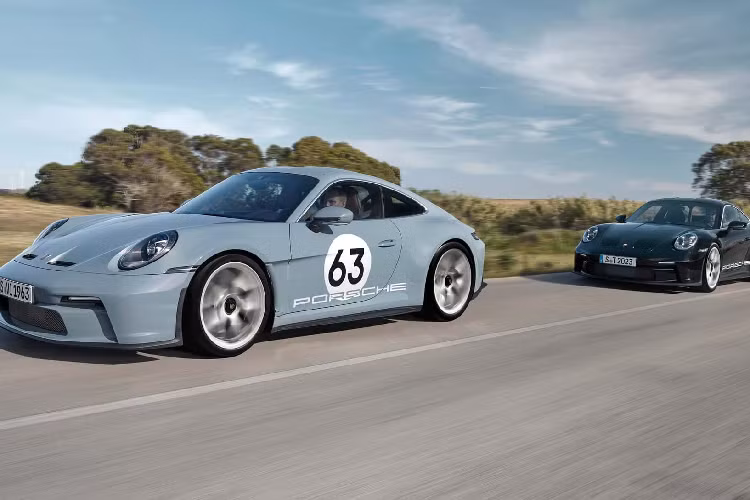 Để đảm bảo hộp số phù hợp với hiệu suất đáng kinh ngạc của động cơ, Porsche đã thiết kế bộ ly hợp nhẹ độc quyền. Kết hợp cùng bánh đà đơn (single-mass flywheel) đã giúp hệ truyền động giảm 23 lbs (khoảng 10,4 kg).