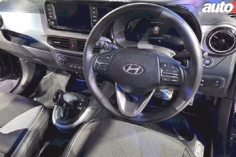 Về trang bị an toàn, Hyundai Exter hiện không có hệ thống an toàn chủ động Hyundai Smartsense nhưng bù lại, xe vẫn được trang bị nhiều tính năng hỗ trợ lái như: 6 túi khí tiêu chuẩn, hệ thống hỗ trợ khởi hành ngang dốc, hệ thống chống bó cứng phanh ABS, phân phối lực phanh điện tử EBD, cảm bến đỗ xe phía sau, camera lùi, dây đai an toàn 3 điểm, nhắc nhở thắt dây an toàn ở mọi vị trí và móc ghế trẻ em Isofix.