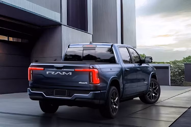 Ngoại hình mẫu xe bán tải Ram 1500 REV 2024 này thiếu đi nét đột phá như các đối thủ Ford F-150 Lightning hay Chevrolet Silverado EV. Kiểu dáng tổng thể được giữ nguyên và chỉ tạo ra khác biệt ở các thành phần riêng lẻ để phần nào gợi nhớ đến bản concept.