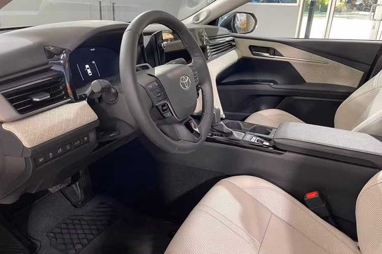 Nội thất Toyota Camry 2025 được nâng cấp đáng kể so với thế hệ trước. Các trang bị tiêu chuẩn trên mẫu sedan này bao gồm đồng hồ kỹ thuật số 7 inch, màn hình thông tin giải trí 8 inch, điều hòa tự động hai vùng độc lập, sạc điện thoại không dây,...
