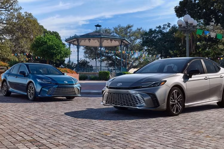 Toyota Camry 2025 được trang bị hệ truyền động hybrid trên mọi phiên bản. Hệ thống này bao gồm động cơ xăng 2.5L 4 xi-lanh thẳng hàng (công suất 225 mã lực trên phiên bản dẫn động cầu trước và 232 mã lực trên bản dẫn động bốn bánh) kết hợp với hai mô tơ điện.