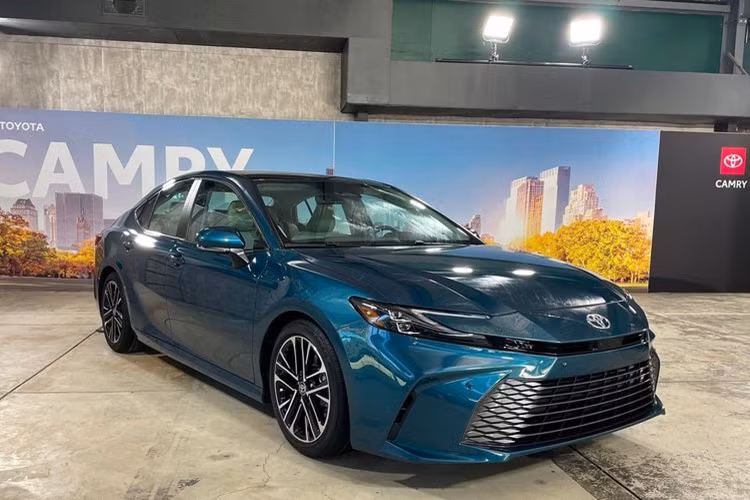 Tiếp đó, mẫu xe sedan Toyota Camry 2025 sẽ ra mắt tại Thái Lan vào tháng 10/2024. Mặc dù hãng không đề cập đến thời điểm Toyota Camry 2025 ra mắt Việt Nam, nhưng khả năng cao sẽ là sau Thái Lan khoảng vài tháng, tức cuối năm 2024 hoặc đầu 2025.