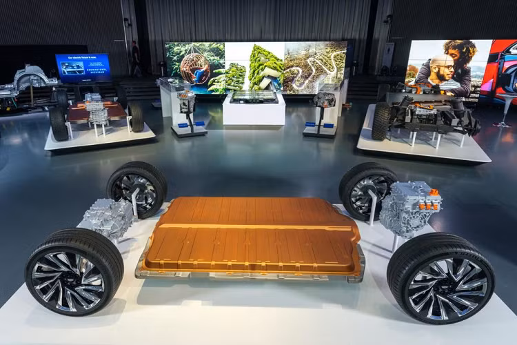 Đến năm 2025, tổng vốn đầu tư của SAIC General Motors vào công nghệ điện khí hóa và mạng thông minh mới sẽ đạt 70 tỷ nhân dân tệ và tổng cộng 10 mẫu xe điện trên nền tảng Autoneng sẽ được ra mắt. Tập trung vào nhu cầu đi lại đa dạng của người tiêu dùng, SAIC General Motors sẽ tiếp tục đẩy nhanh quá trình chuyển đổi toàn diện về điện khí hóa và kết nối thông minh.