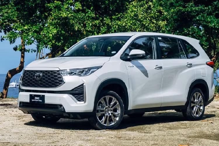 Được lột xác hoàn toàn so với thế hệ cũ, Toyota Zenix 2023 mang trên mình lưới tản nhiệt hình lục giác cỡ lớn, đèn pha LED nhỏ gọn hơn và dải đèn LED định vị ban ngày tích hợp vào khe gió giả trên cản trước. Khe gió giả này còn được trang trí bằng nẹp màu bạc, tạo cảm giác cao cấp hơn. Thêm vào đó là đèn sương mù trước khá nhỏ, nằm hai bên hốc gió trung tâm hình chữ nhật.