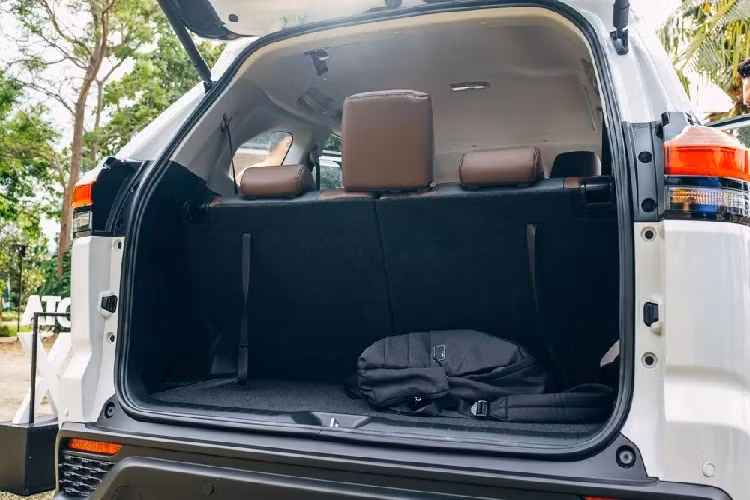 Khi mua Toyota Zenix 2023, khách hàng Philippines có thể chọn các màu sơn ngoại thất như trắng ngọc trai Platinum White Pearl Mica, nâu Blackish Brown Mica, xám Dark Steel Mica, xám Gray Metallic, bạc Silver Metallic và đen Attitude Black Mica.