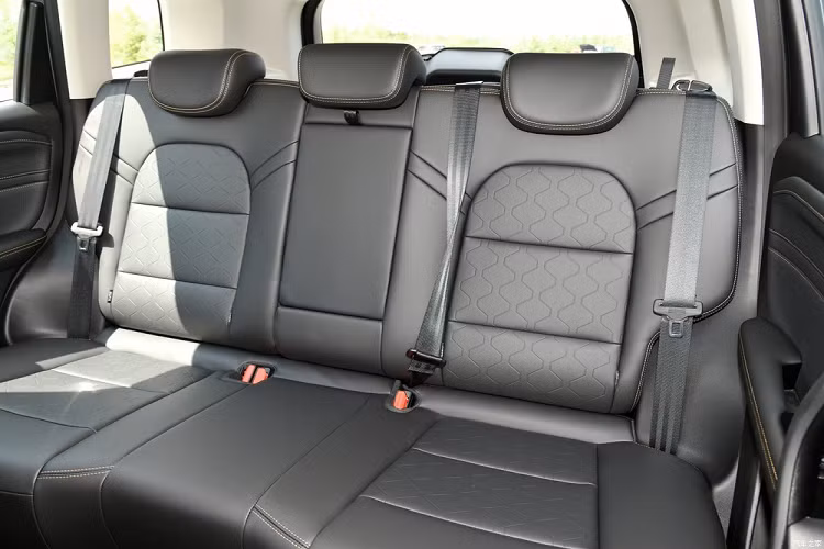 Đặc biệt, Haval Big Dog 2023 còn có màn hình hiển thị thông tin kính lái HUD và công nghệ "nắp ca-pô trong suốt" tương tự SUV hạng sang của thương hiệu Land Rover. Công nghệ này đi kèm camera nằm dưới gầm trước, cho phép người lái quan sát bên dưới nắp ca-pô của xe.
