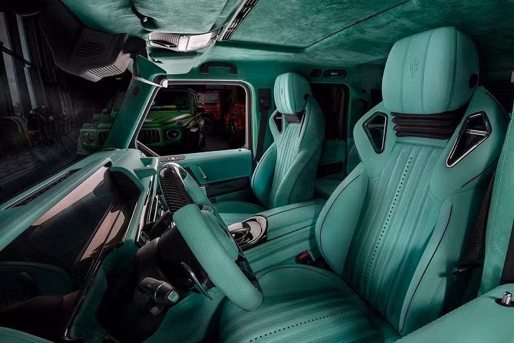 Carlex Design dùng da Alcantara được dùng phía trên trần và các cột.