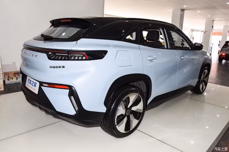 Không chỉ vậy, vòm bánh xe mới áp dụng thiết kế hình khối cứng cáp hơn, ốp sườn và những nơi khác cũng được tích hợp tấm bảo vệ màu đen tạo nên sự hoang dã nhất định. Ở phía sau xe, Chery eQ7 có cụm đèn hậu có thiết kế xuyên suốt, dải đèn phân bổ ma trận chấm cũng được tích hợp hai bên. Ở phía sau xe, Chery eQ7 có cụm đèn hậu có thiết kế xuyên suốt, dải đèn phân bổ ma trận chấm cũng được tích hợp hai bên.