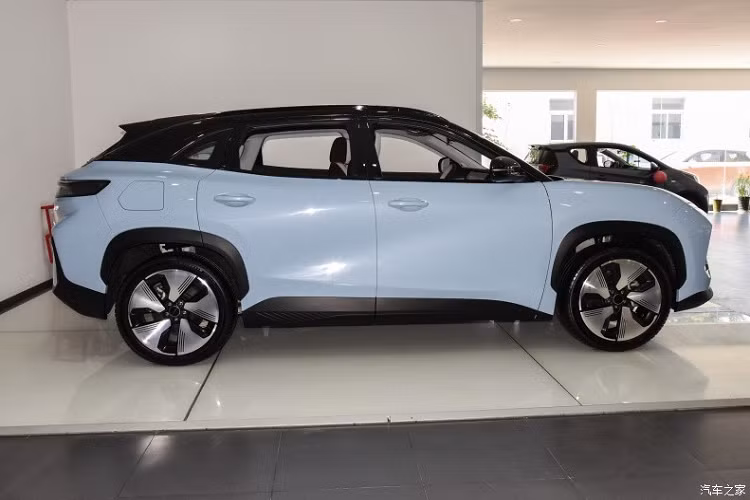 Về kích thước thân xe, chiều dài, rộng và cao của xe mới lần lượt là 4675/1910/1660mm, chiều dài cơ sở 2830mm. Mặc dù chiều dài cơ thể không nổi bật nhưng chiều dài cơ sở của nó đã đạt đến mức cao hơn. Ngoài ra, chiếc xe Chery eQ7 áp dụng hình dạng thân xe hai màu và thiết kế trụ A/B/C màu đen tạo hiệu ứng hình ảnh của một mái nhà lơ lửng.
